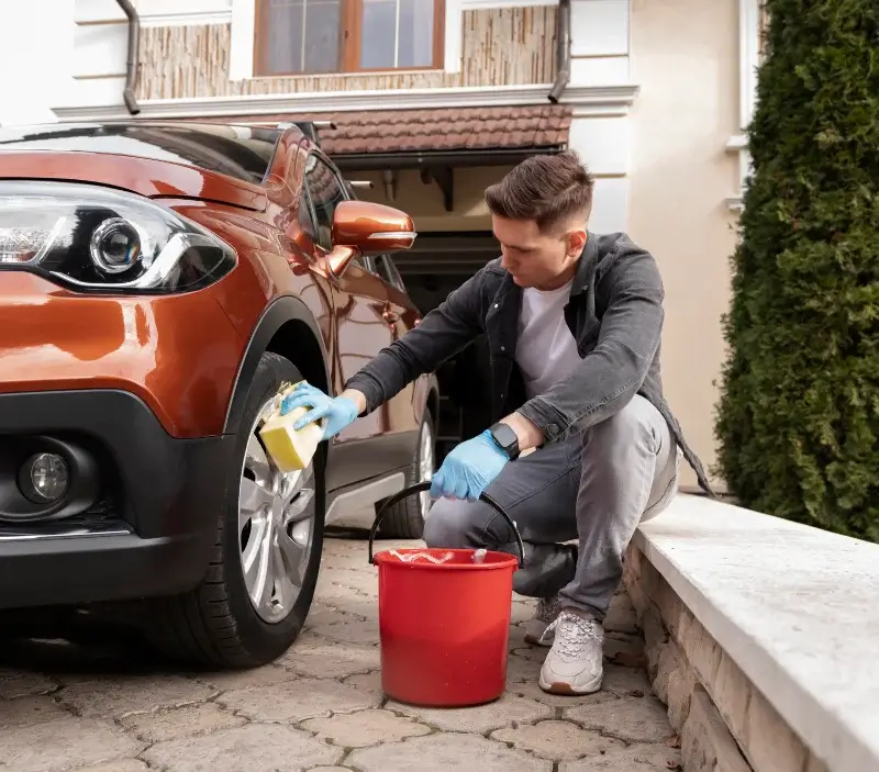Lavage auto à domicile Montjoi : professionnel intervenant sur un véhicule